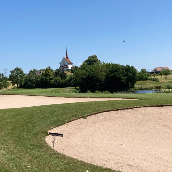 Golfplatz, in der Ferne die Gormundkapelle