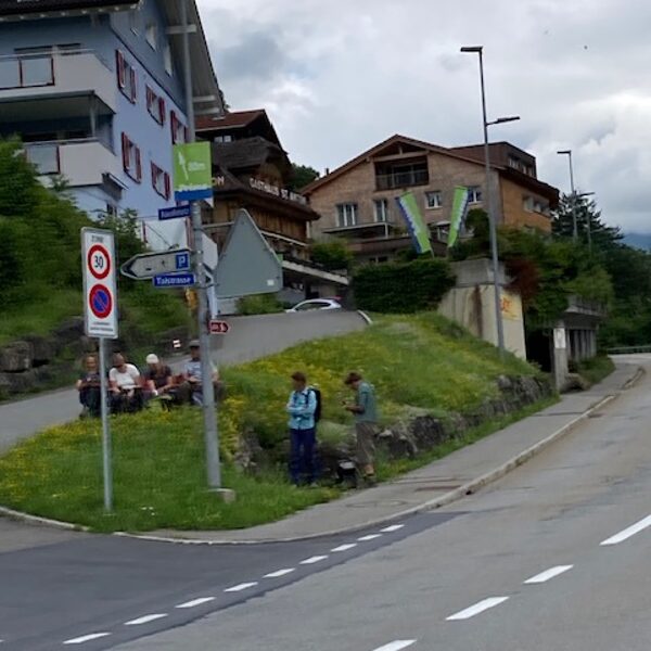 warten in Spiringen auf den Bus nach Altdorf