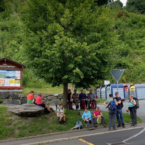 warten auf den Bus nach Altdorf