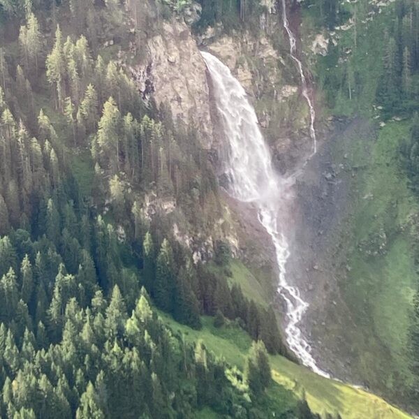 sprudelnder Stäuber-Wasserfall