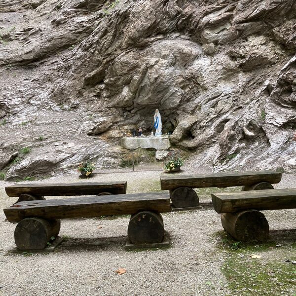 Grotte auf dem Spaziergang besucht