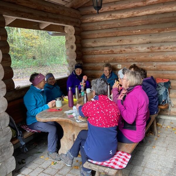 die Frauen geniessen den gedeckten Sitzplatz