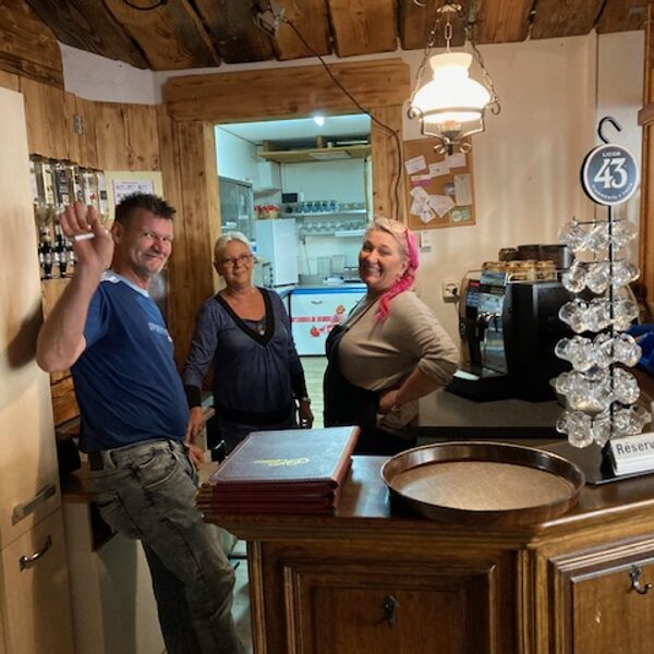 Wirtin Miluse Arnold und Personal