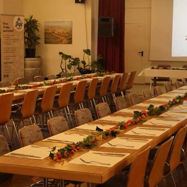 herbstlich dekorierte Tische