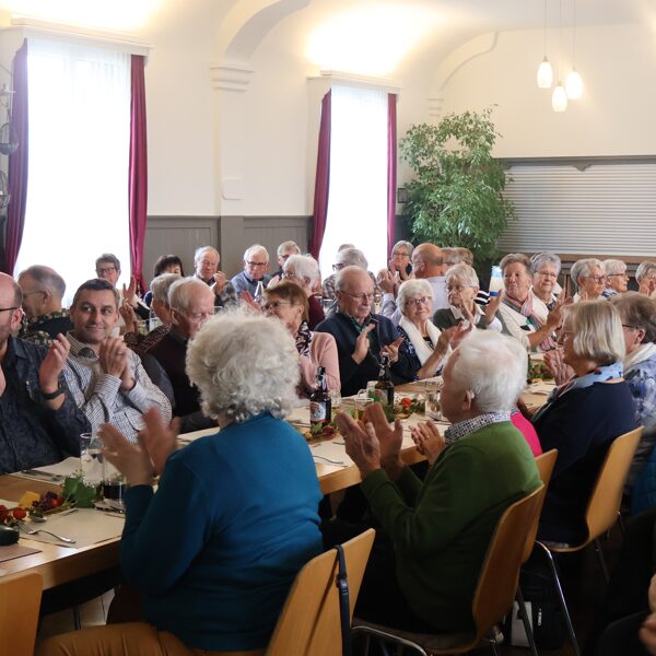 das Publikum applaudiert