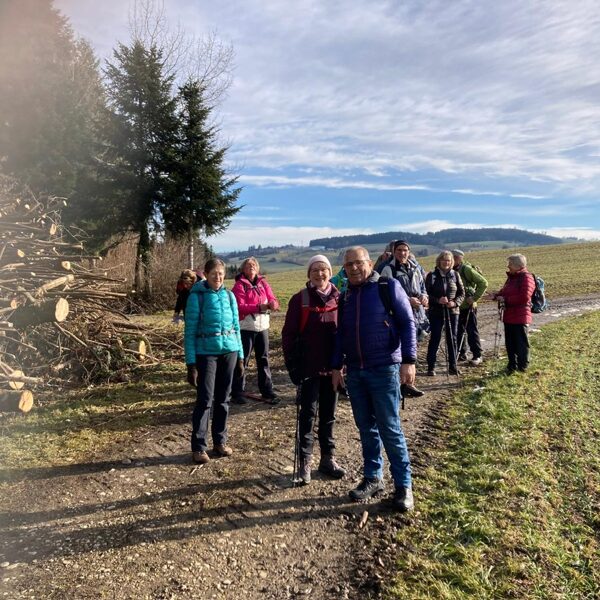 geniessen die warmen Sonnstrahlen nach der Querung des Soppensee-Waldes