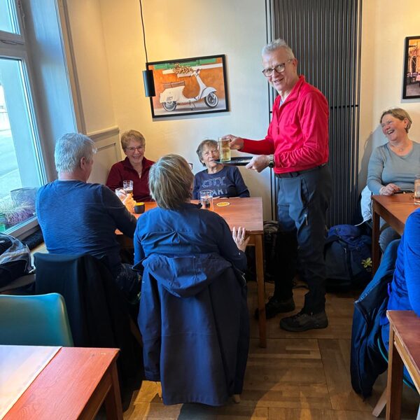 Wanderleiter Toni macht sich auch gut im Service