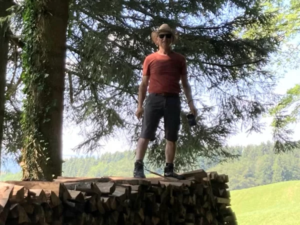 Fotograph auf der Holzbeige...