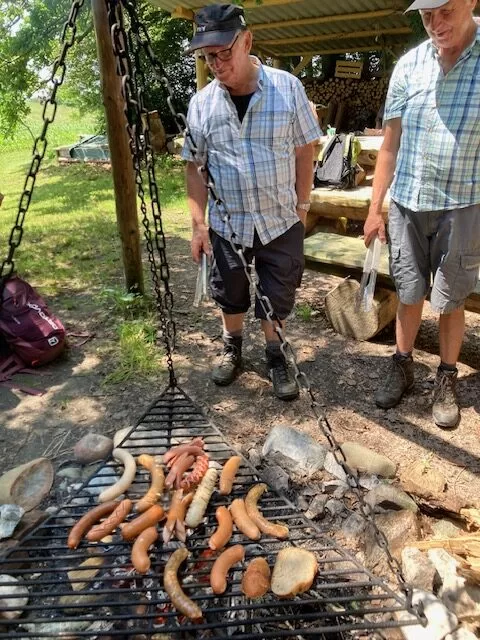 den Grillrost beladen....