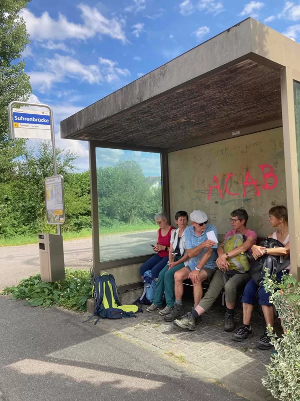 Warten auf den Bus zur Heimfahrt
