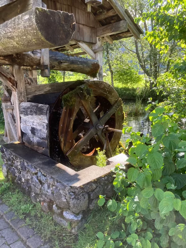 Wasserrad in Betrieb