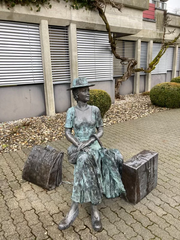 Die hitzige Reisende vor dem Hotel