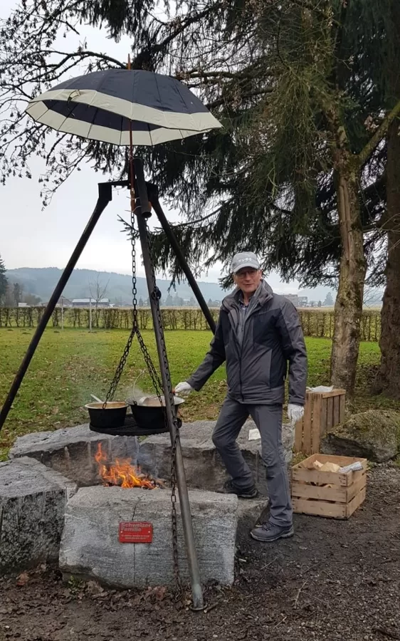 Hans der Feuermeister kocht den "Spatz"