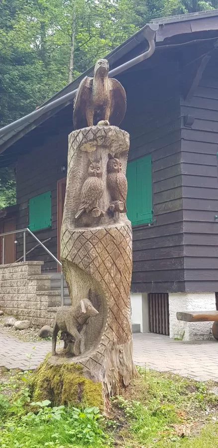 Skulptur beim Fortshaus