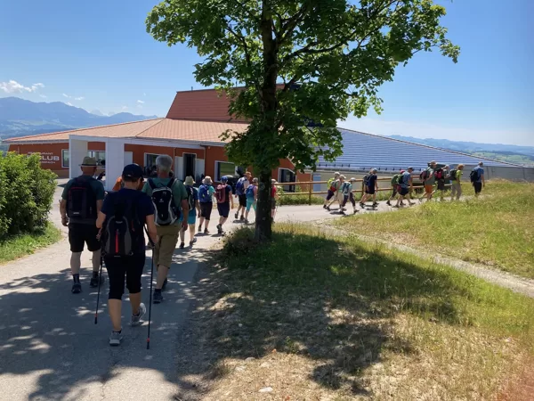 am Golfclub-Haus vorbei