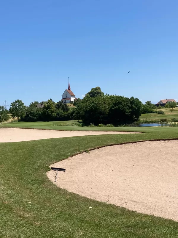 Golfplatz, in der Ferne die Gormundkapelle