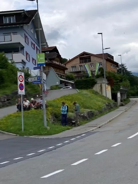 warten in Spiringen auf den Bus nach Altdorf