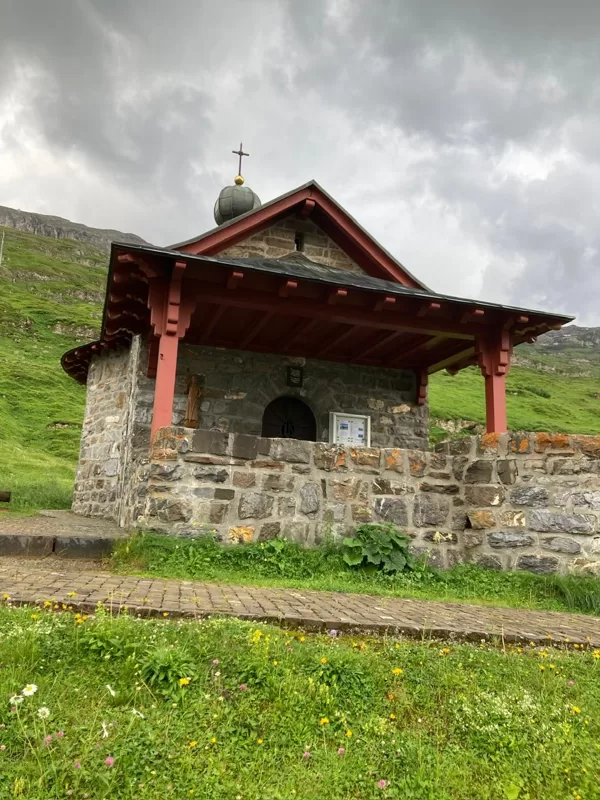 neue Kapelle auf dem Klausenpass