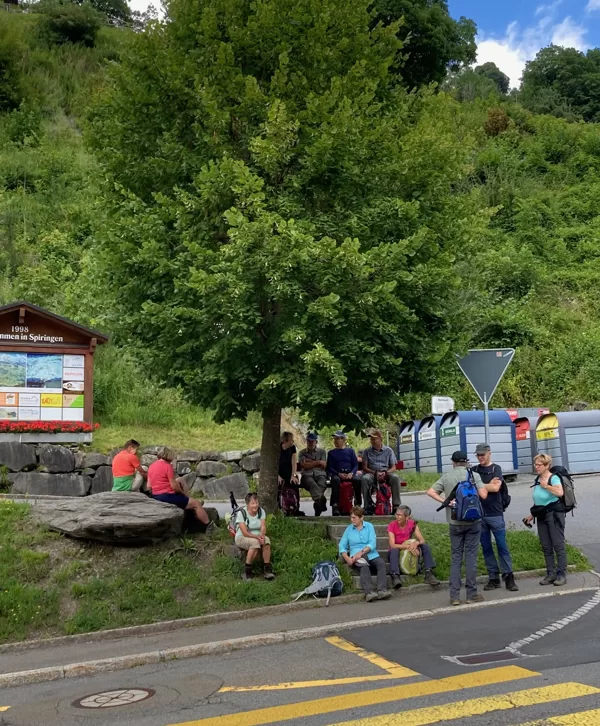 warten auf den Bus nach Altdorf