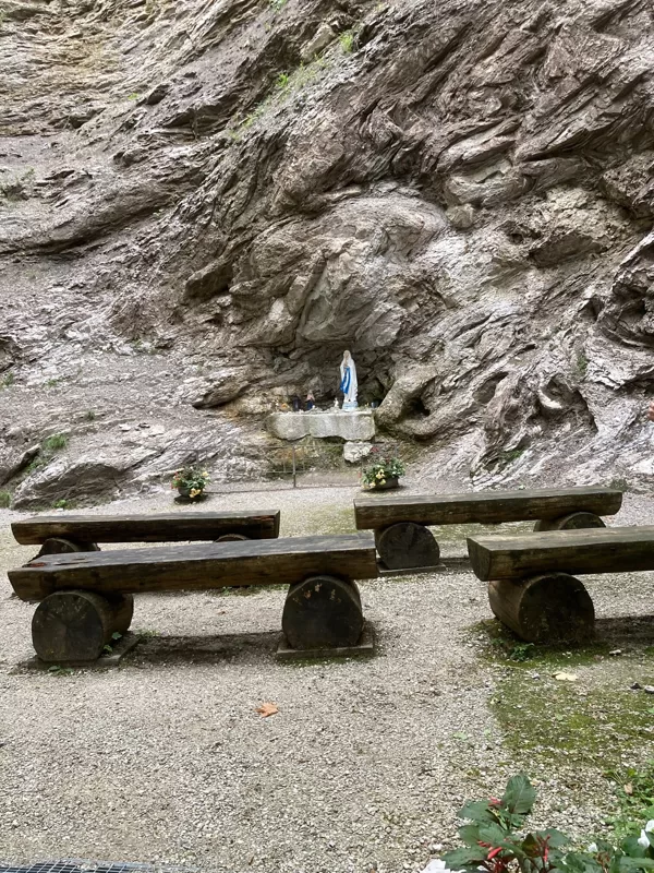Grotte auf dem Spaziergang besucht