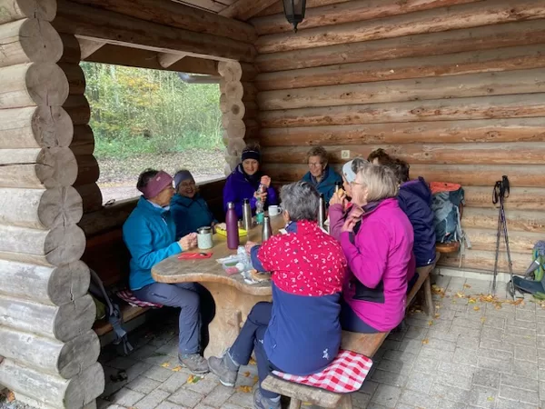 die Frauen geniessen den gedeckten Sitzplatz