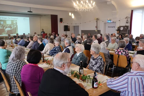 Saal voller Gäste