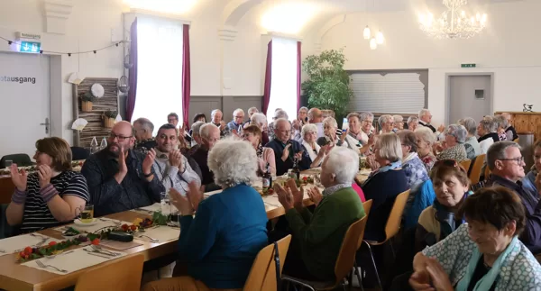 das Publikum applaudiert