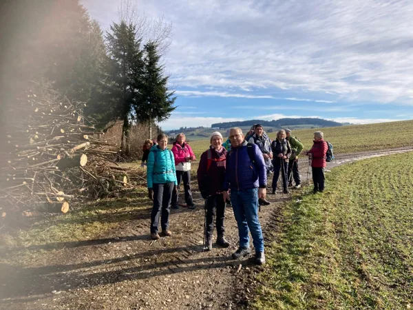 geniessen die warmen Sonnstrahlen nach der Querung des Soppensee-Waldes