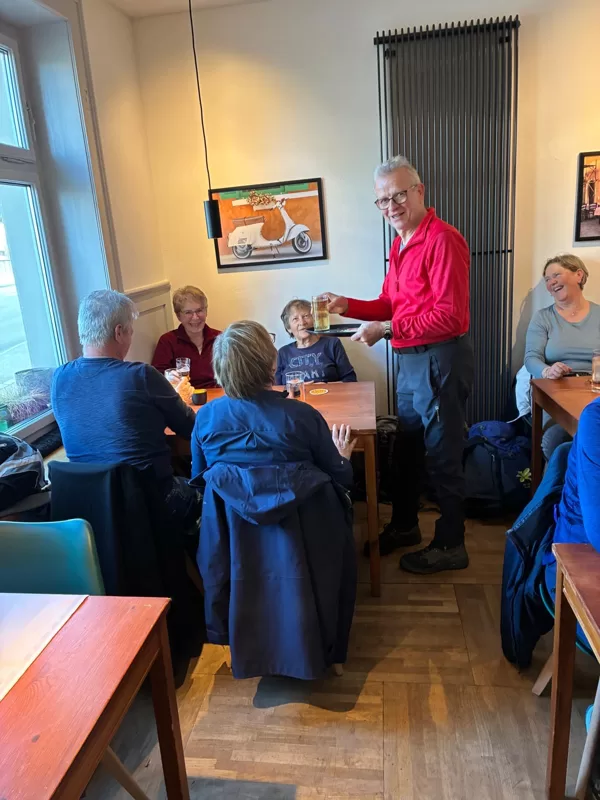 Wanderleiter Toni macht sich auch gut im Service