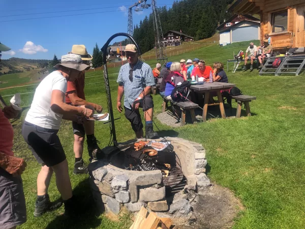der Grillrost wird gefüllt