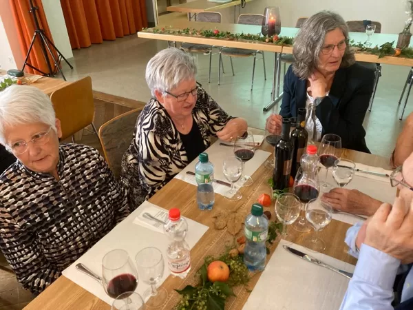 vor dem Mittagessen im Gespräch