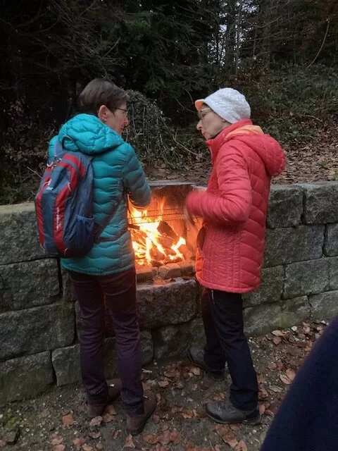 wärmen sich am Feuer
