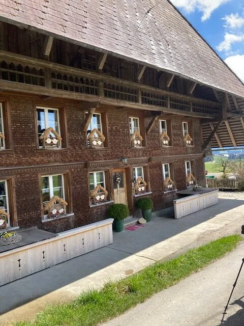 österlich geschmücktes Haus