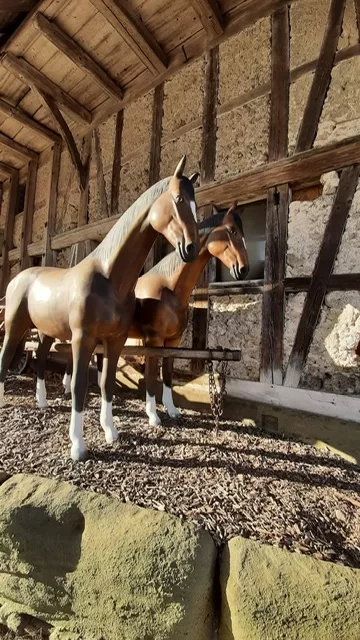 Pferde-Statuen