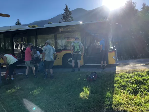 Ausstieg Hirsegg, Wanderstöcke werden ausgepackt!