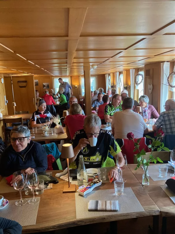 beim Mittagessen