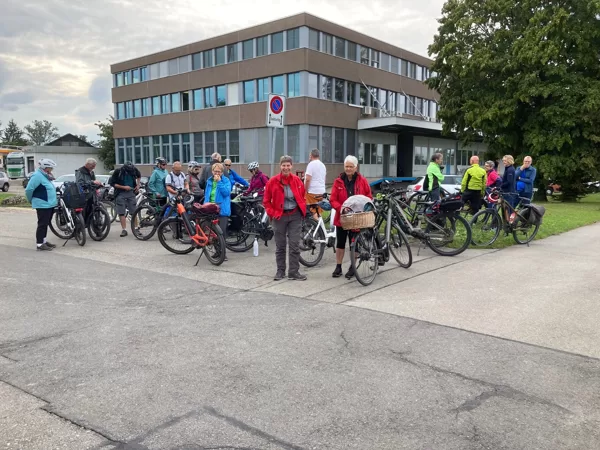 ...warten auf den Car bei der Chollermühle in Cham